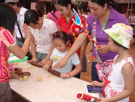 Southeast Asian Mid-Autumn festival at Vietnam Museum of Ethnology - ảnh 1